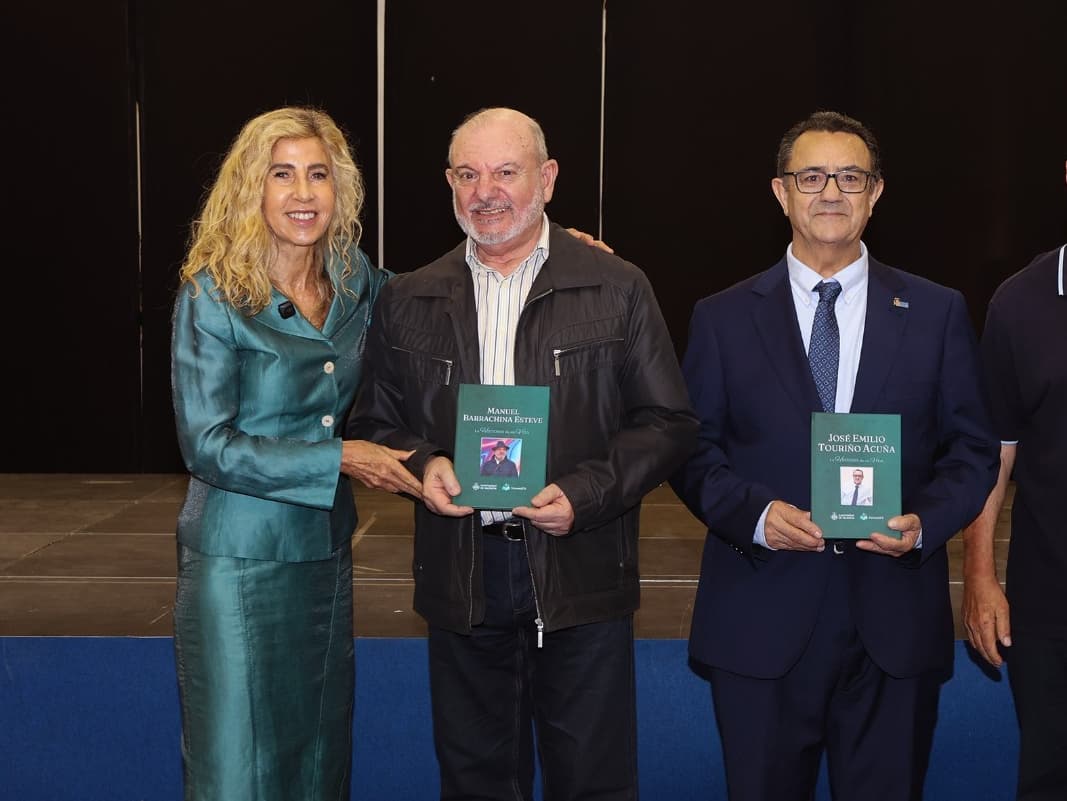 Entrega de biografías de vida a presidentes de centros municipales de mayores de Valencia